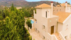 A modern building with a pool, surrounded by greenery and mountains in the background. - Villa Ismini Large Private Pool A C Wifi Eco-friendly - 1877 (Kefalonia)