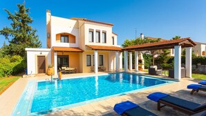 A modern villa with a swimming pool, outdoor seating, and a covered patio area. - Villa Kefalas Large Private Pool A C Wifi - 1921 (Apokoronas)
