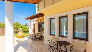 A covered patio with a pool, outdoor seating, and a view of the pool. - Villa Kefalas Large Private Pool A C Wifi - 1921 (Apokoronas)