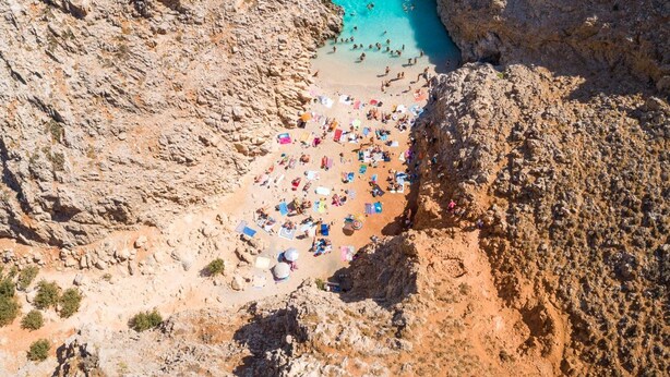 Une côte rocheuse avec une plage.