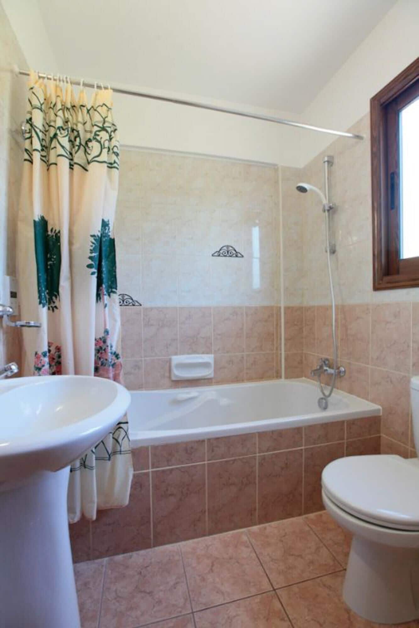 Un baño con bañera, inodoro y lavabo.