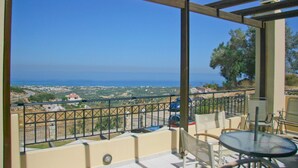 Ein Balkon mit Blick auf das Meer und die weite Landschaft.