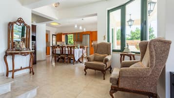 Villa | 4 bedrooms, travel cot, WiFi