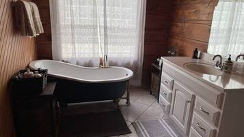 Badewanne, Haartrockner, Handtücher, Seife