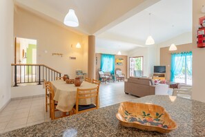 3 bedrooms, travel crib, WiFi