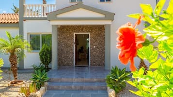 Villa | 3 bedrooms, travel cot, WiFi