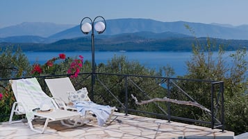 Hồ bơi ngoài trời, dù/ô trên bãi biển/hồ bơi, ghế dài tắm nắng