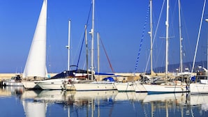 Un puerto deportivo con varios veleros amarrados.