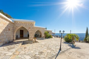 3 bedrooms - Villa Heaven Large Private Pool Sea Views A C Wifi Eco-friendly - 2645 (Peristerona)