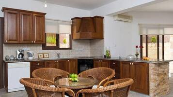 Villa | Private kitchen | Cookware/dishes/utensils