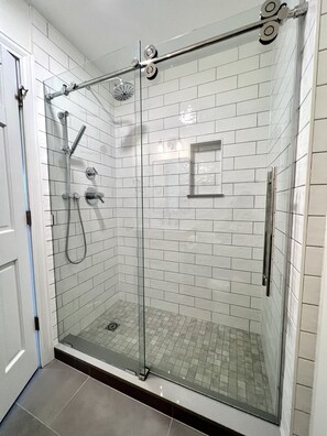 Ducha y bañera combinadas, toallas y papel higiénico