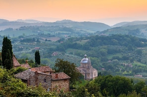 A rural landscape with a prominent church and traditional stone buildings. - Villa Bramasole Large Private Pool Wifi - 2863 (Sinalunga)