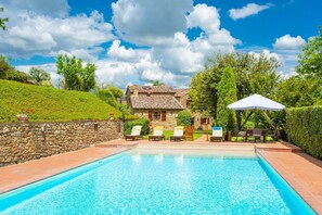 A swimming pool with lounge chairs and a stone wall. - Villa Bramasole Large Private Pool Wifi - 2863 (Sinalunga)