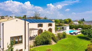 A house with a solar panel roof, a swimming pool, and a well-maintained garden. - Villa Palazzola Large Private Pool Sea Views A C Wifi - 2886 (Scicli)