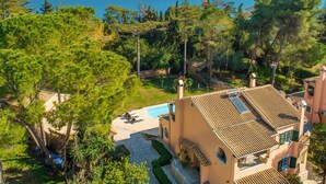 A villa with a swimming pool, surrounded by lush greenery and overlooking a large body of water. - Villa Durrell Large Private Pool Walk to Beach A C Wifi - 2927 (Corfu)