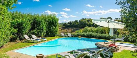 8 عدّة غرف نوم وسرير سفر وواي فاي