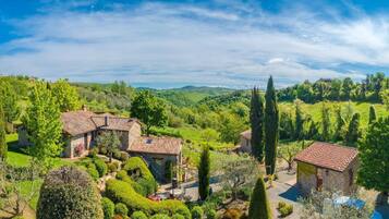 8 bedrooms, travel cot, WiFi