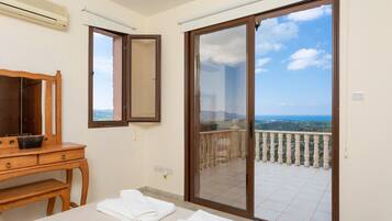 Villa | 3 bedrooms, travel cot, WiFi