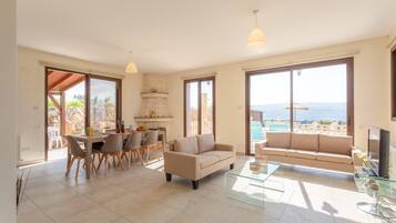 Villa | 3 bedrooms, travel cot, WiFi