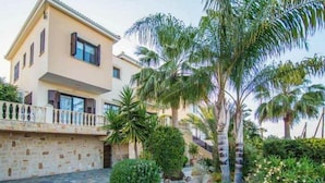 Ein zweistöckiges Gebäude mit Natursteinfassade und Balkon.
