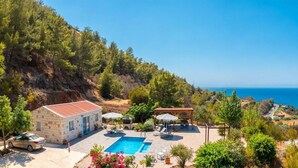 Une propriété située sur la côte, dotée d’une piscine, d’un espace extérieur aménagé et offrant une vue sur la mer.