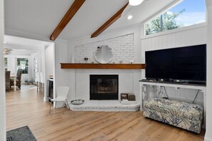 Smart TV, chimenea, reproductor de DVD y estéreo