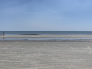 En la playa, camastros y toallas de playa