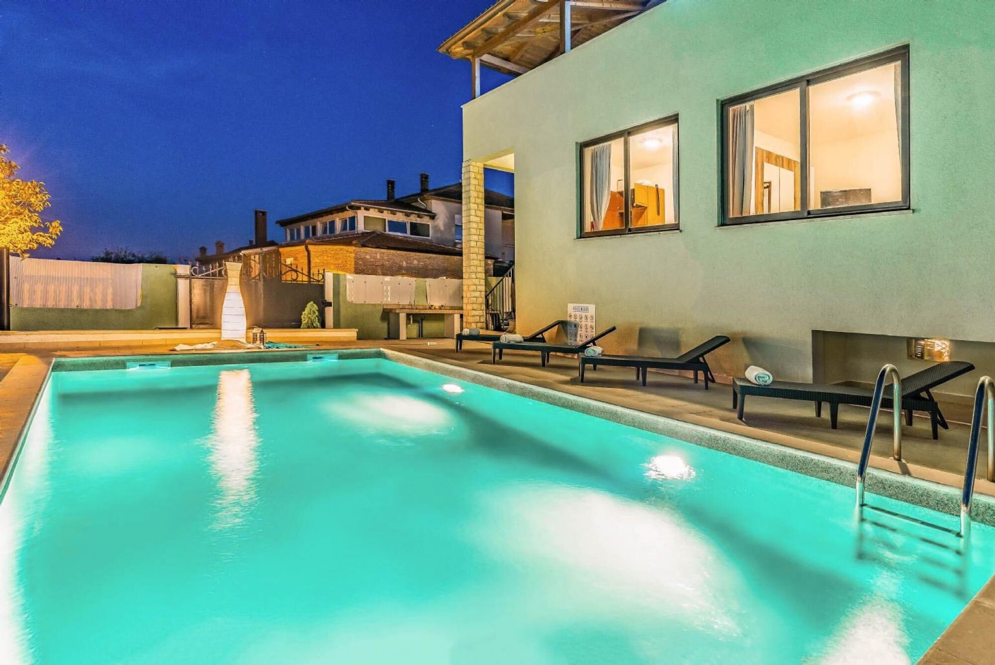 Una piscina al aire libre