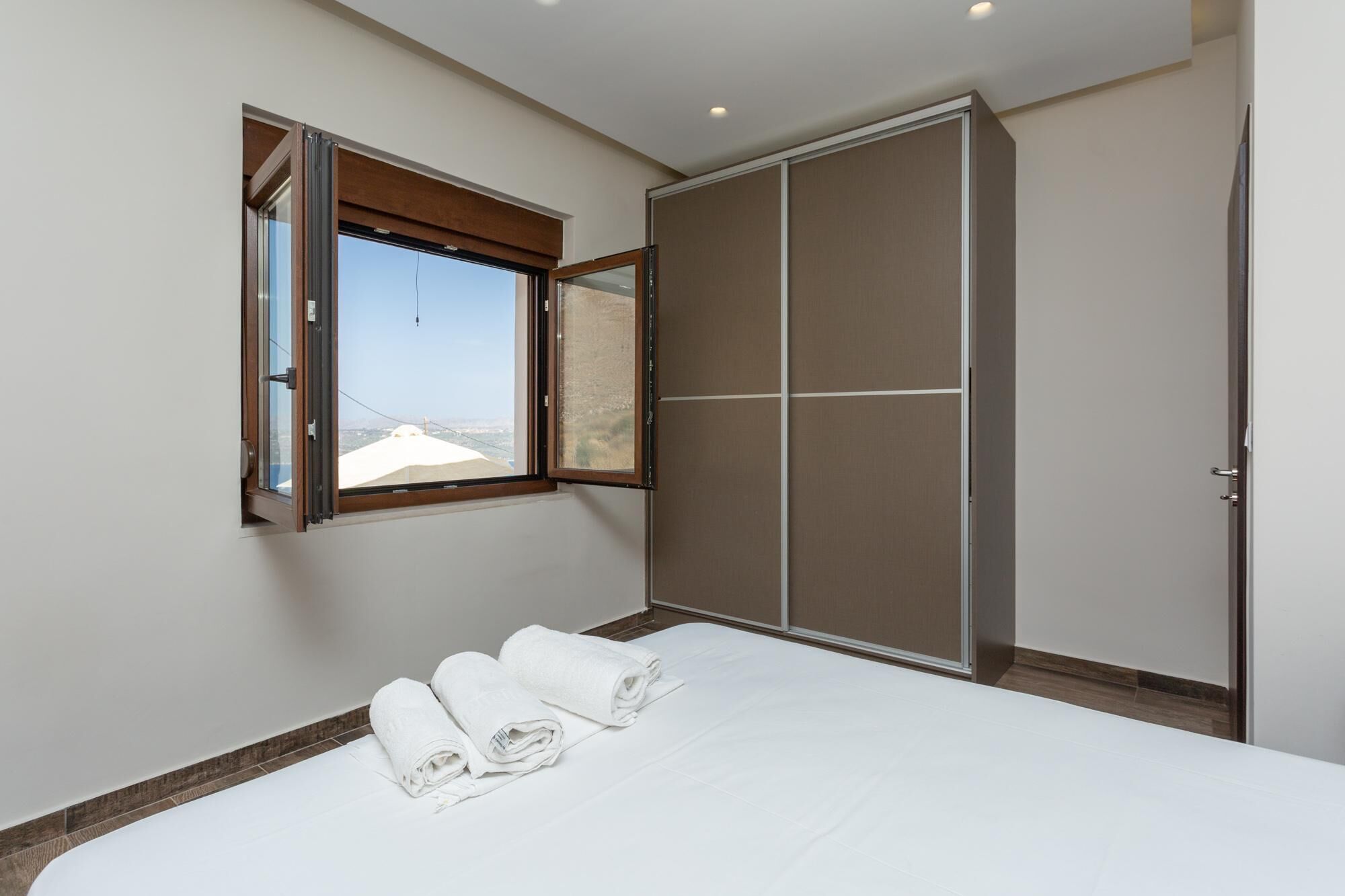 Une chambre à coucher avec un lit, une fenêtre et une porte coulissante.