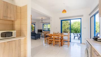 2 bedrooms, travel cot, WiFi