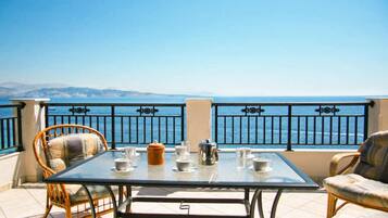 Villa | 3 bedrooms, desk, WiFi