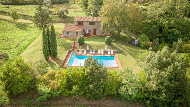 A stone house with a swimming pool surrounded by lush greenery. - Villa Mealli Large Private Pool Wifi - 3445 (San Casciano dei Bagni)