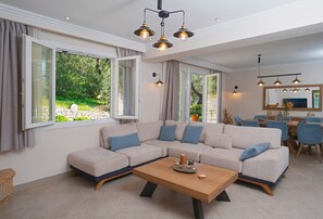 Villa, 3 camere da letto, vista mare, di fronte alla spiaggia | Area soggiorno | TV