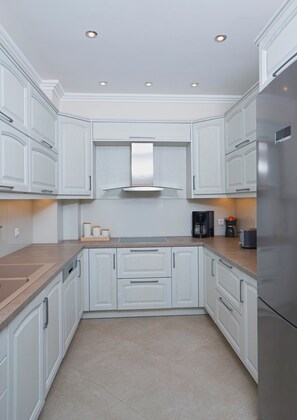 Villa, 3 camere da letto, vista mare, di fronte alla spiaggia | Cucina privata | Seggiolone