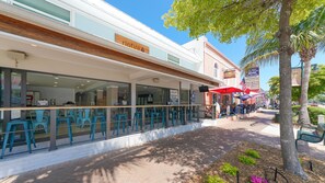 Outdoor dining - Siesta Key Village-Suite #1: A block to the Beach! (Sarasota)