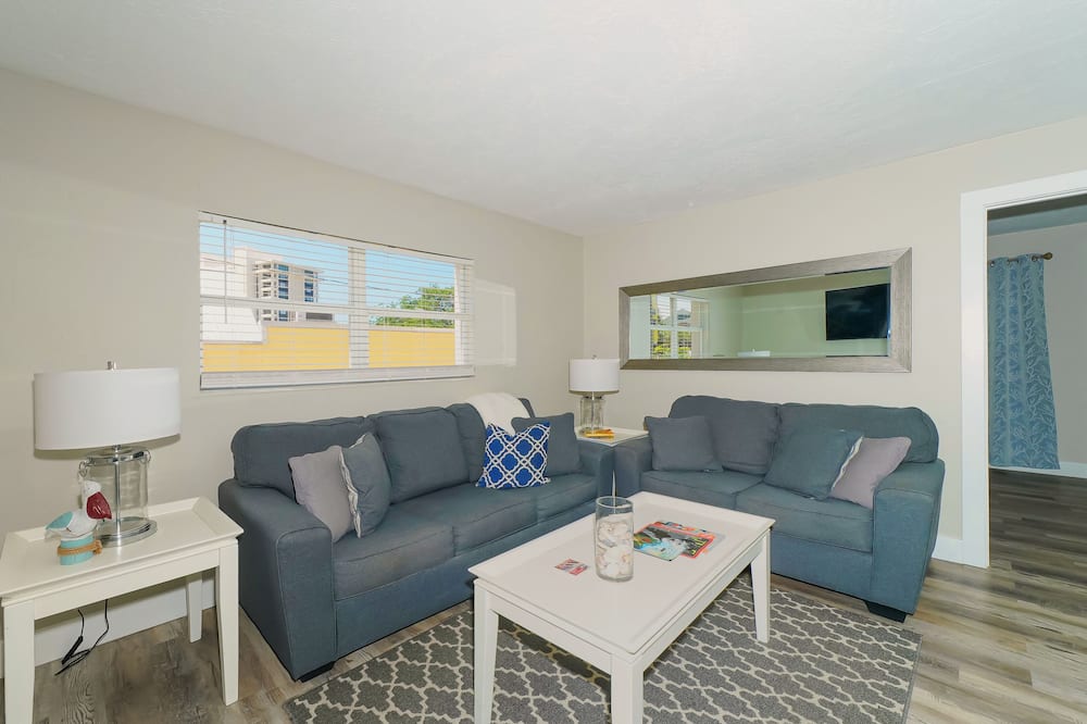 Siesta Key Village-Suite #1: A block to the Beach!