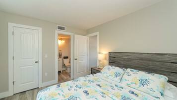 1 habitación, tabla de planchar con plancha y cuna de viaje