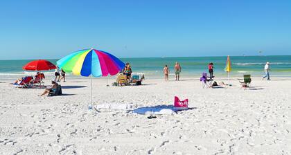 Siesta Key Village-Suite #1: A block to the Beach!