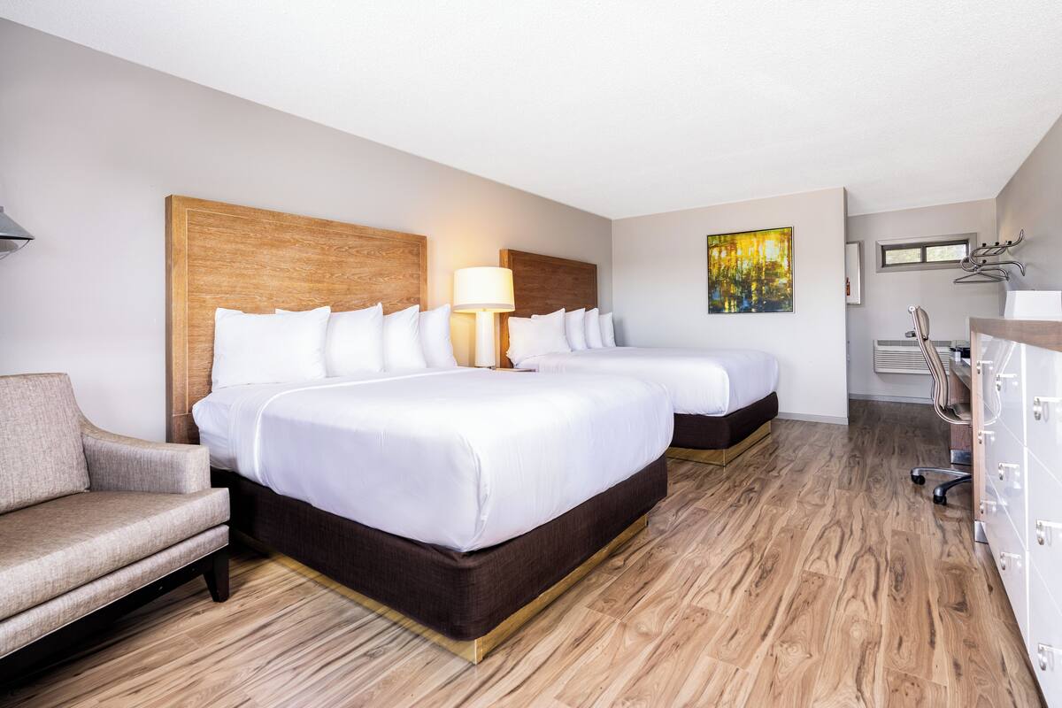 Tiki Motel Room 2 Queen Beds | 書桌、免費 Wi-Fi、床單