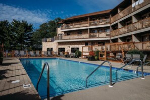 Alberca techada y alberca al aire libre por temporada