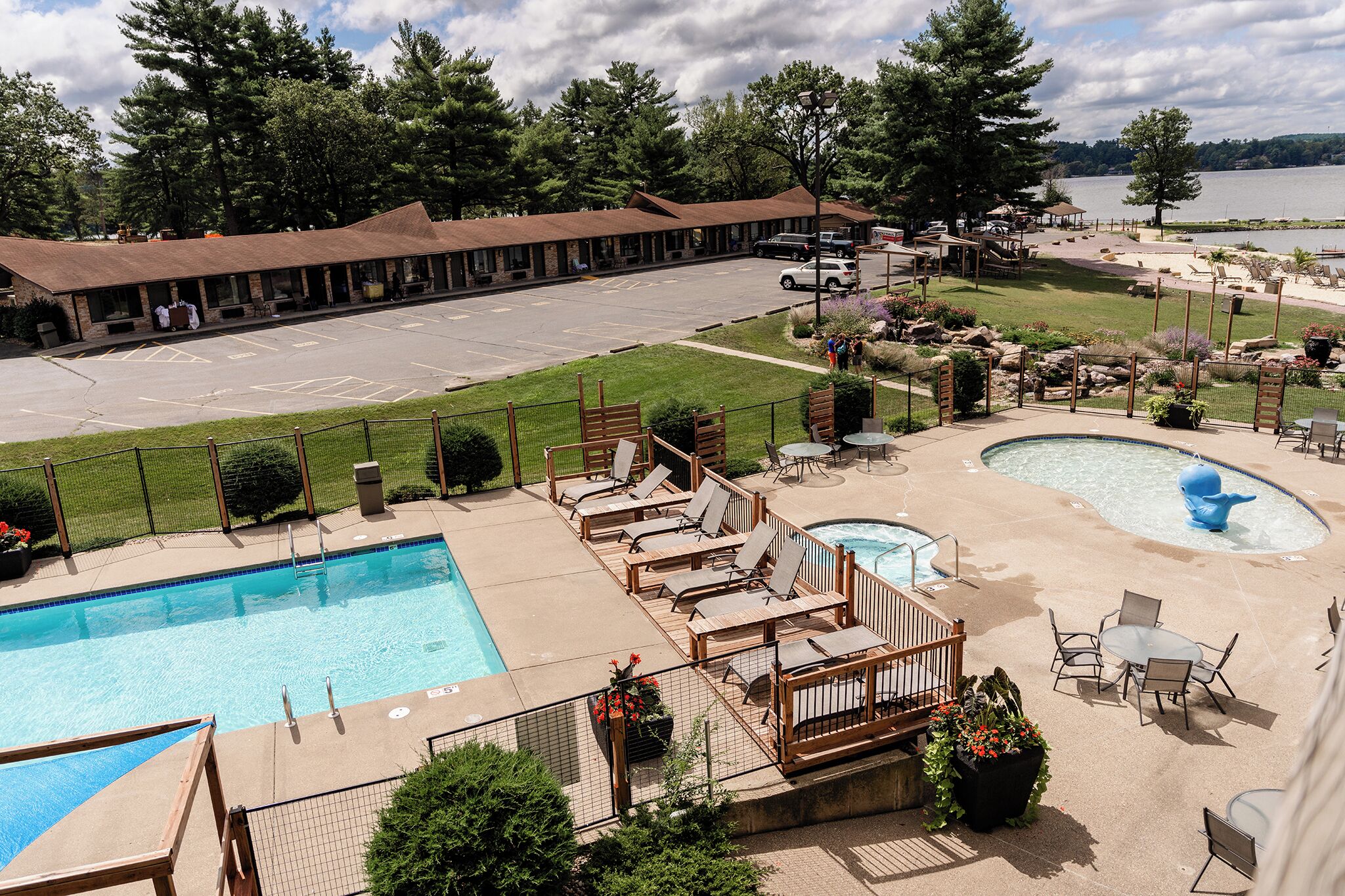 Indendørs pool, sæsonbestemt udendørs pool, parasoller, liggestole