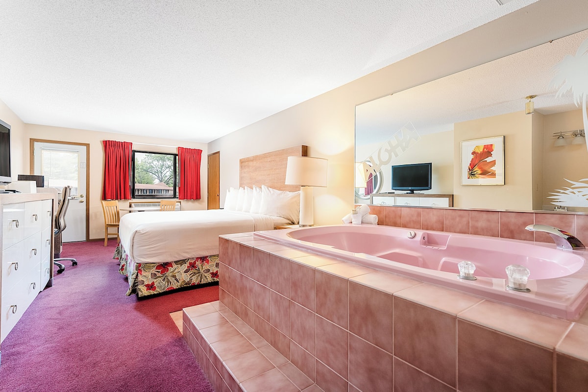 jacuzzi king room with balcony | desk, free wifi, bed sheets
