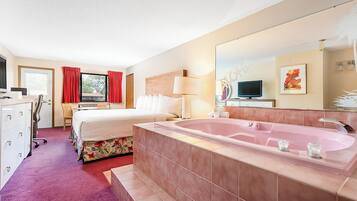 Jacuzzi King Room with Balcony | Escritorio, wifi gratis y ropa de cama