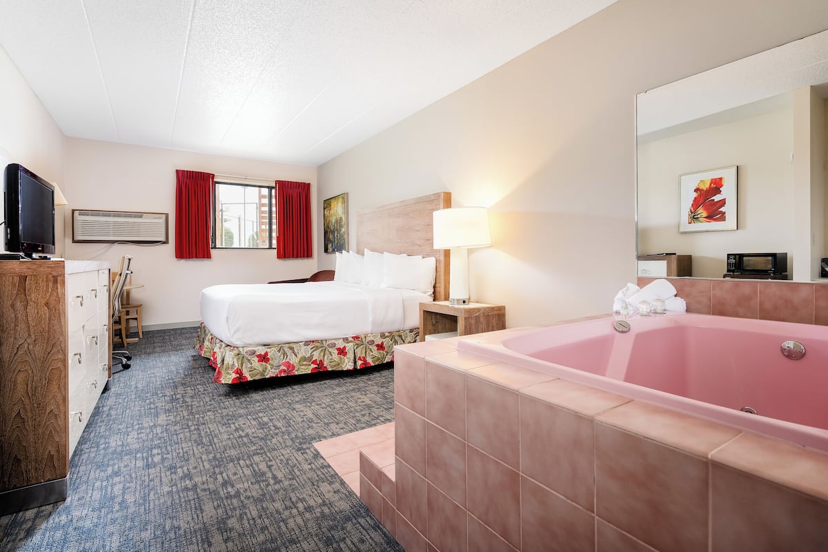 Jacuzzi King Room Garden View | 書桌、免費 Wi-Fi、床單