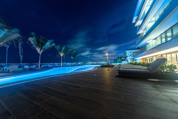 2 piscinas externas, espreguiçadeiras