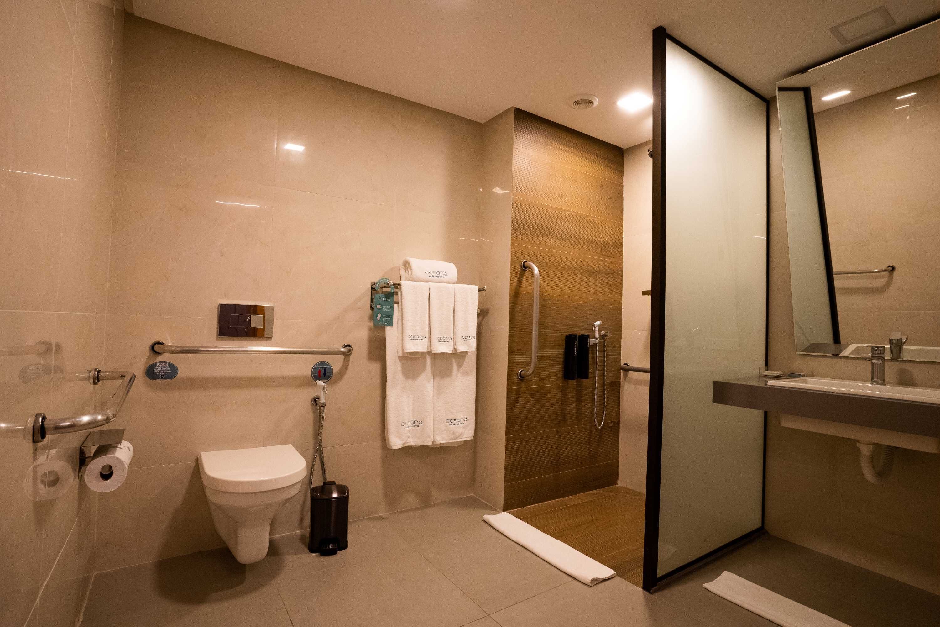 Une salle de bain moderne équipée de toilettes, d’un bidet et d’une douche.