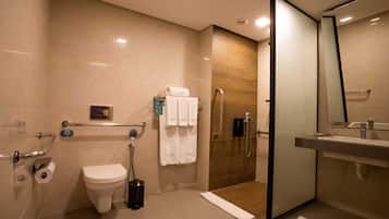 Une salle de bain moderne équipée de toilettes, d’un bidet et d’une douche.