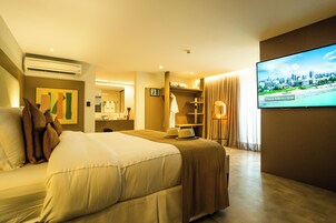 Premium Studio Suite, 1 Queen Bed, Ocean View, Beachfront | Beach/ocean view