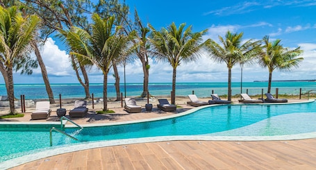 2 室外游泳池,日光浴躺椅. Oceana Atlântico酒店