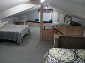 2 habitaciones, escritorio, tabla de planchar con plancha y wifi gratis 